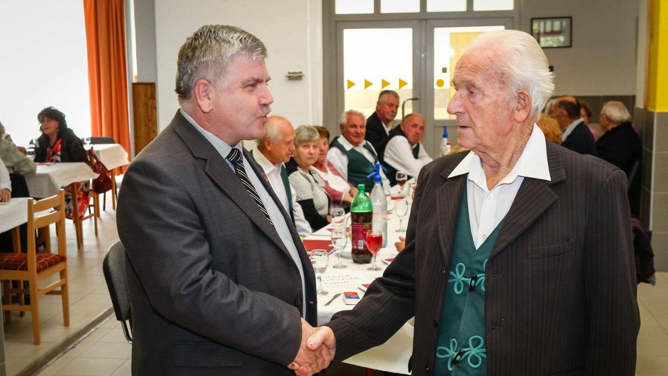 Időseket köszöntötték Zalakaroson