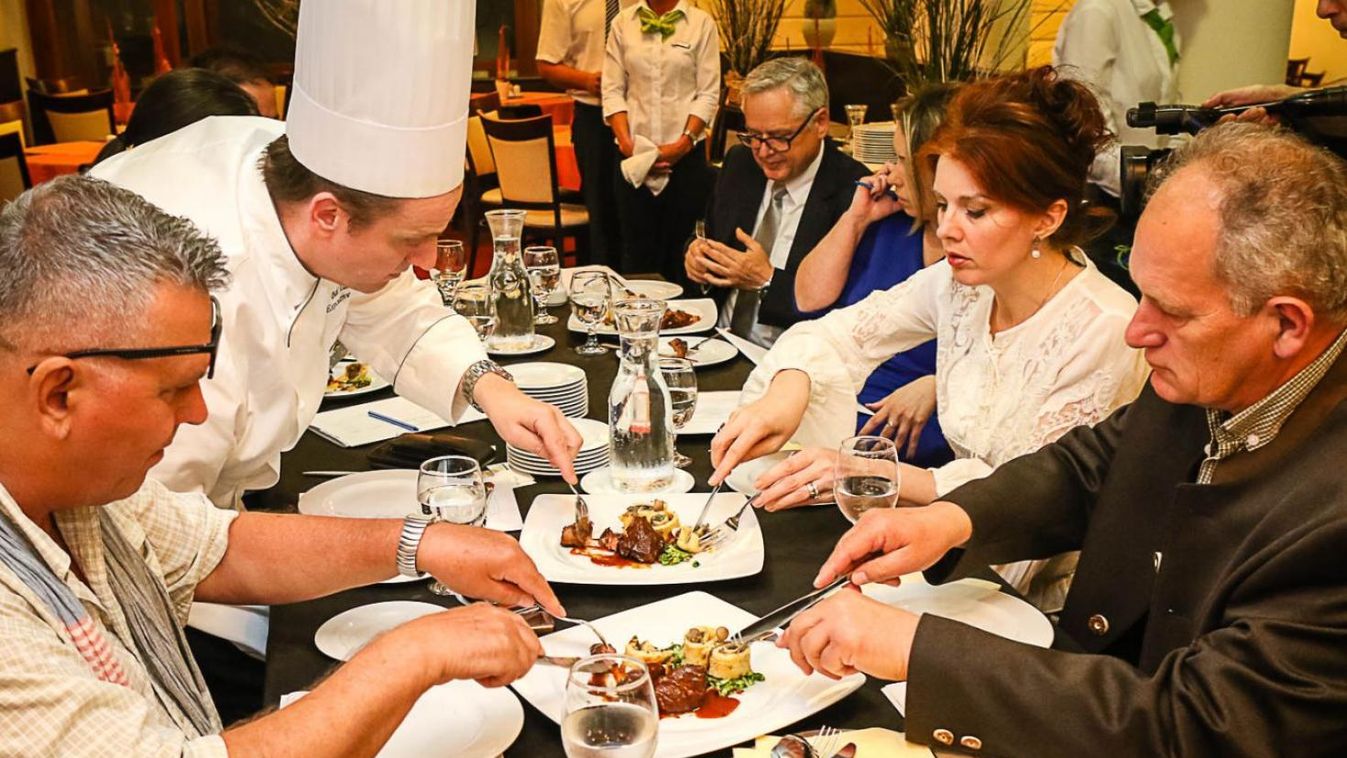 Volt a karosi tányérokon minden, vadból készült jó falat...