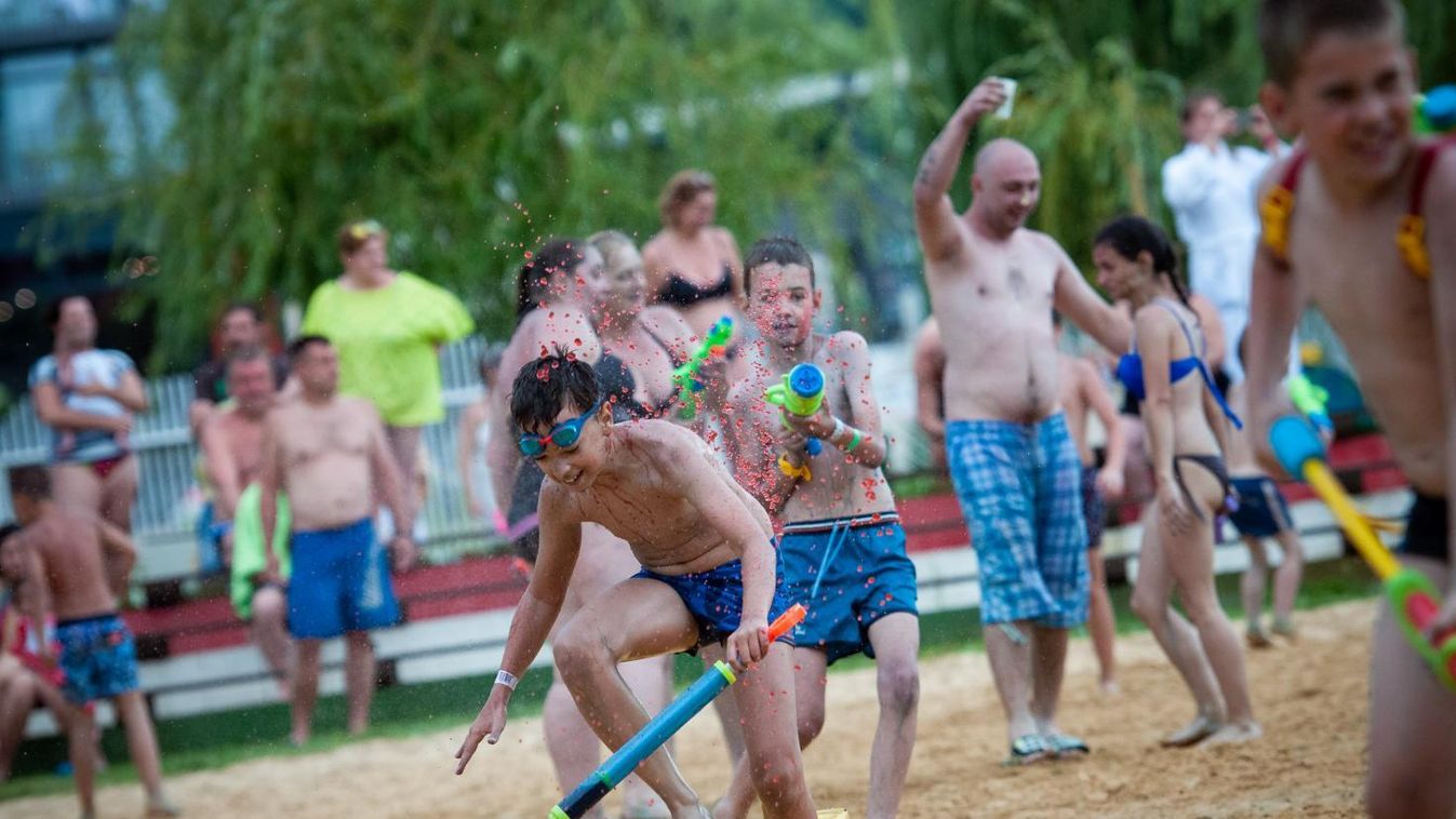 A végére mindenki piros-kék lett – Vízipisztolycsata és akadálypálya Zalakaroson