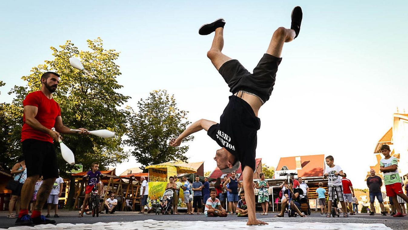 Breaktáncosok, zsonglőrök és zenészek a zalakarosi utcafesztiválon