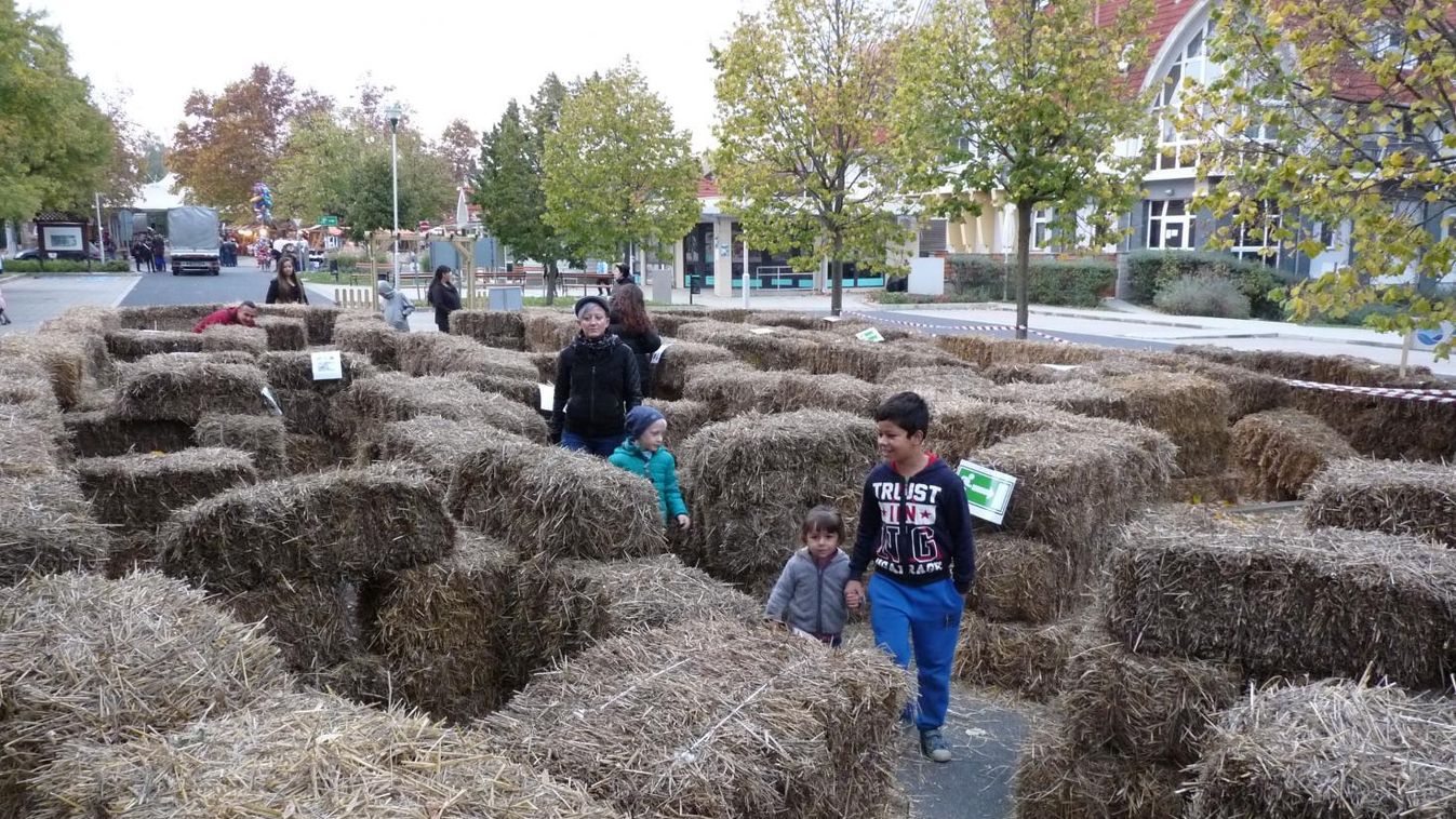 Ötszáztizenkilenc bálából épült labirintus Zalakaroson