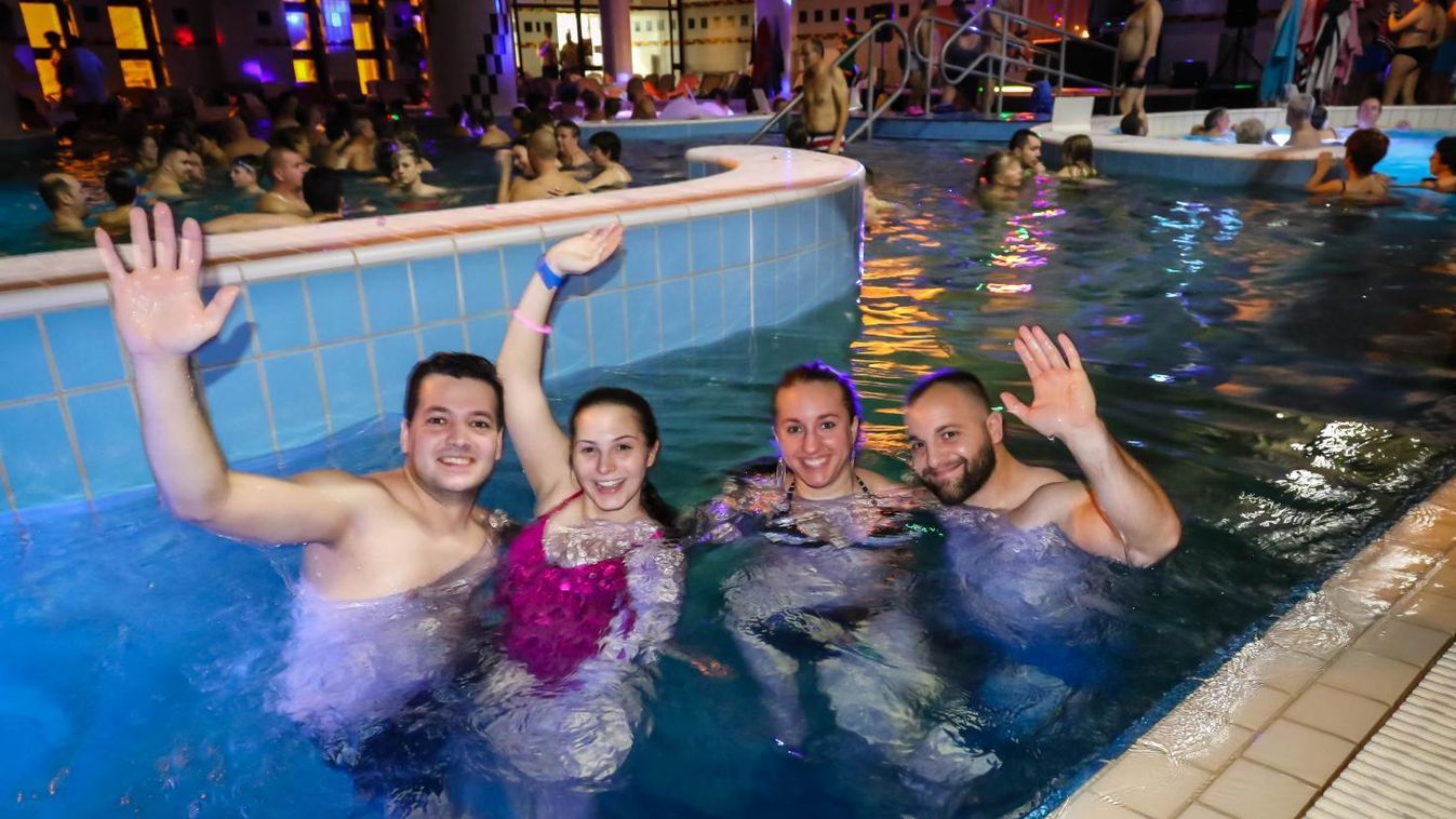 Zalakaroson fürdőzéssel telt szilveszter éjszakája