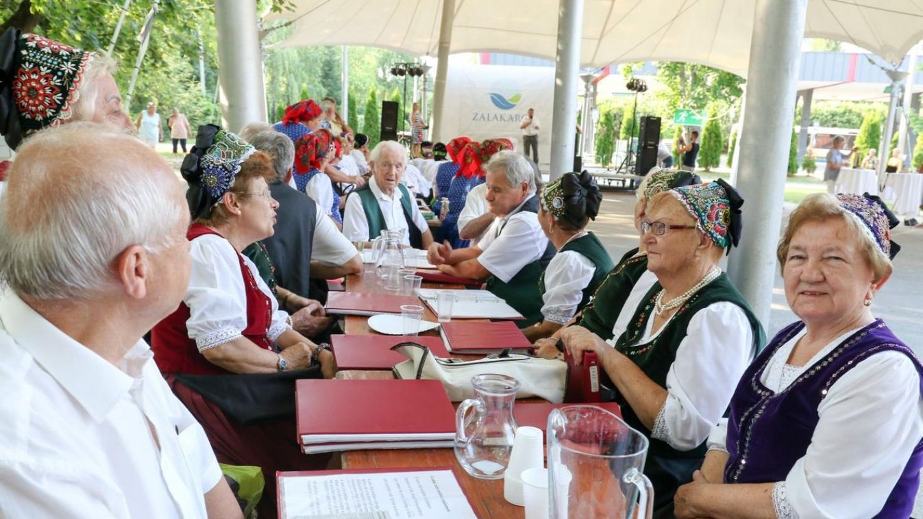 Helyi és környékbeli kistermelők várják portékáikkal a vendégeket Zalakaroson