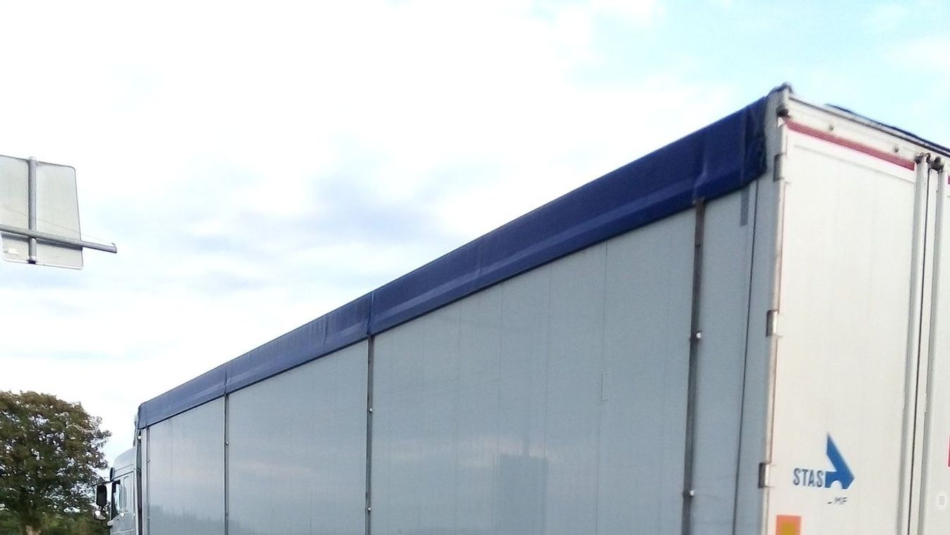 Videón, ahogy elsodor egy kerékpárost az ittas kamionos, akit Zalakomárnál fogtak el a rendőrök