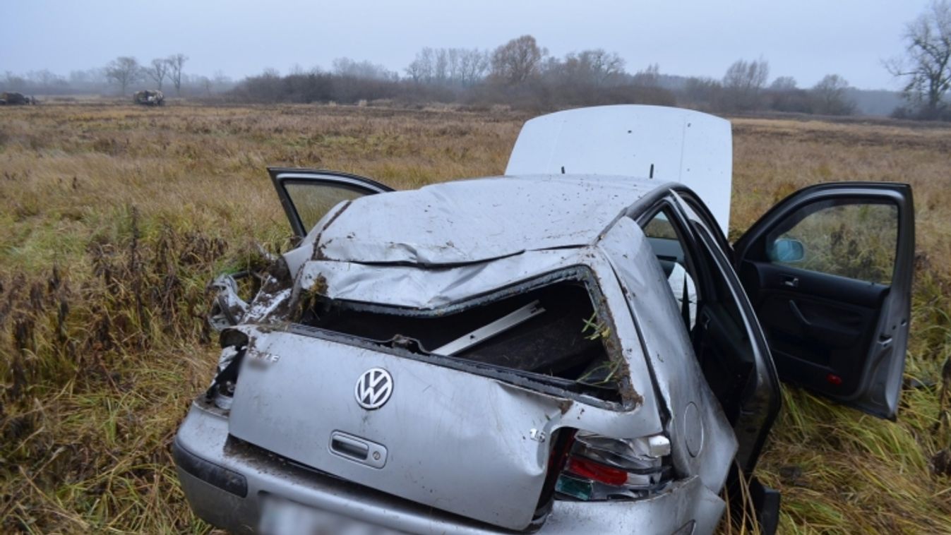 Betonoszlopnak ütközött egy autós Zalakarosnál