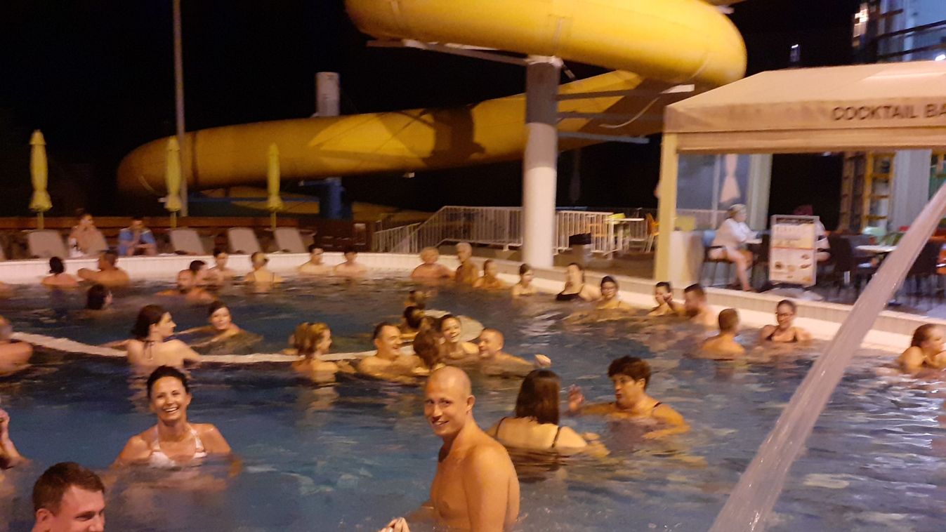 A Strandok éjszakáján nyüzsgő volt a karosi fürdő