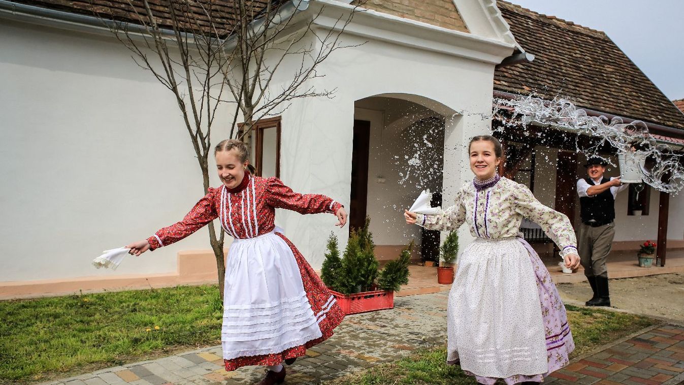 Hagyományosan locsolta meg lányait a kiskanizsai táncos