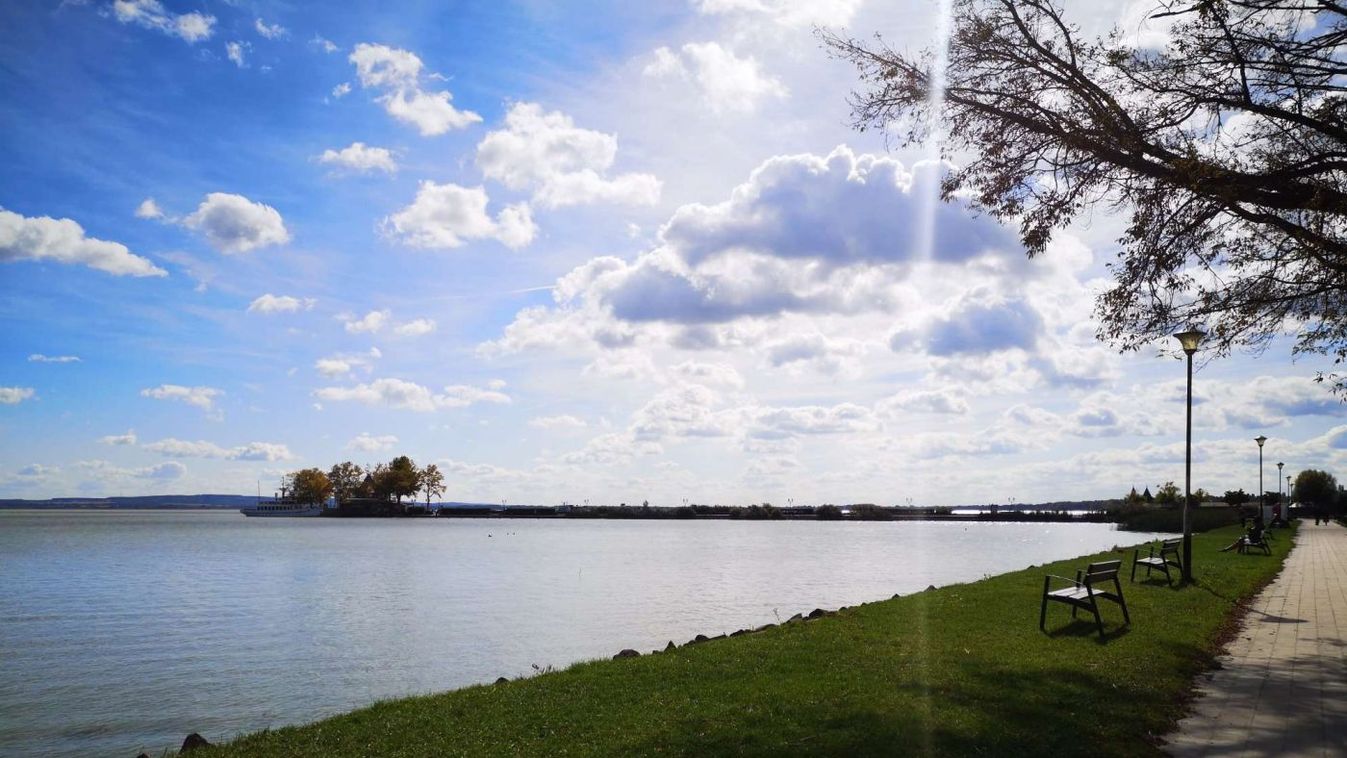 Októberi napsütésben is csodás a Balaton (fotók)