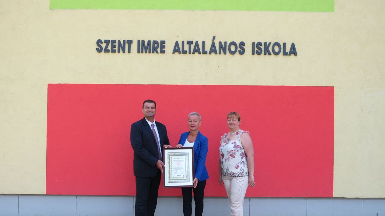A pedagógusnap alkalmából kapott kitüntetést Kósa Istvánné Felsőrajkon
