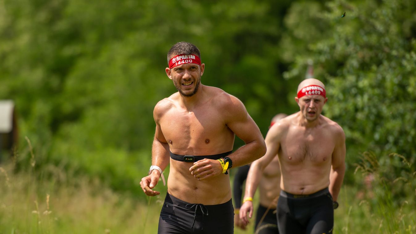 Dűnéken átmászva, hihetetlen forróságban teljesítette Abu Dhabiban a Spartan világbajnokságot Takács Péter