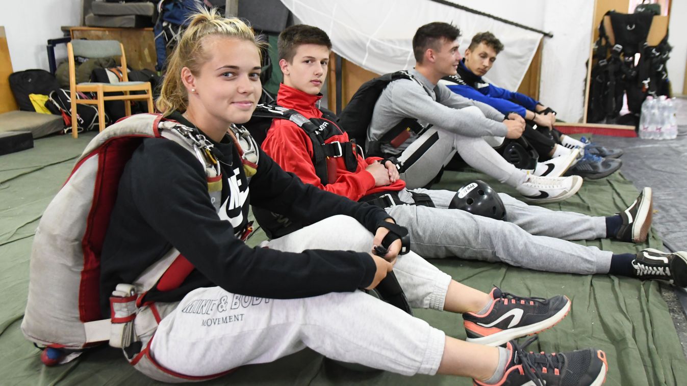 Húsz bátor középiskolás nyitott ejtőernyőt a szolnoki honvédelmi táborban