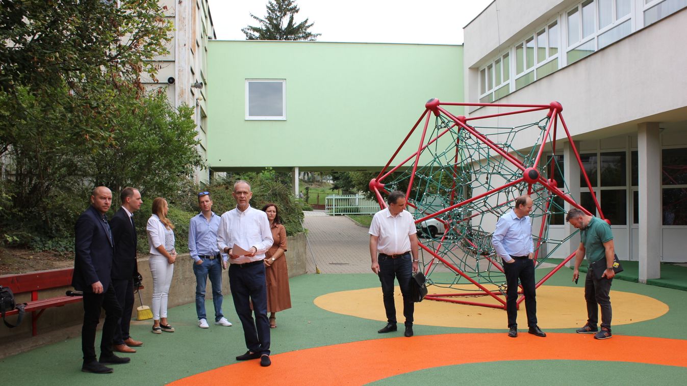 Új elemek és burkolat a hévízi iskola játszóterén