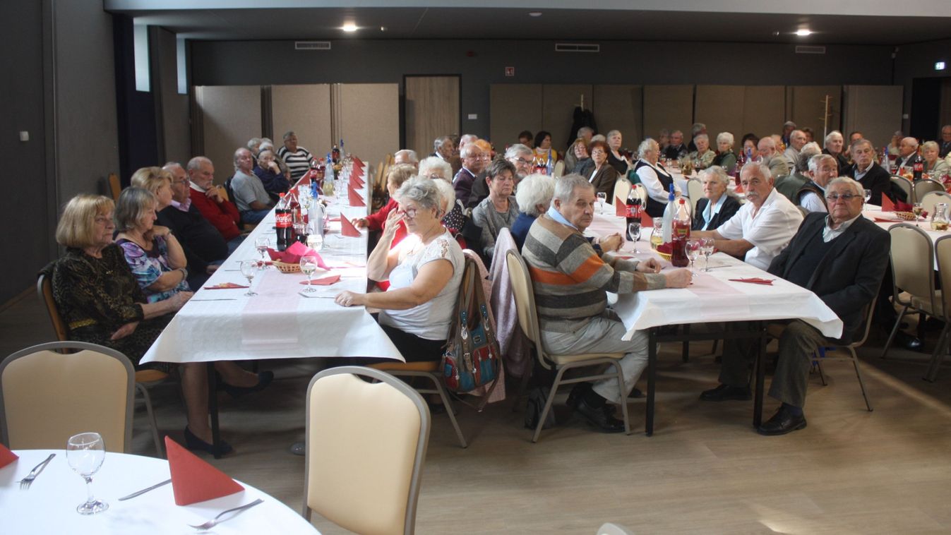 Az időseket köszöntötték Zalakaroson