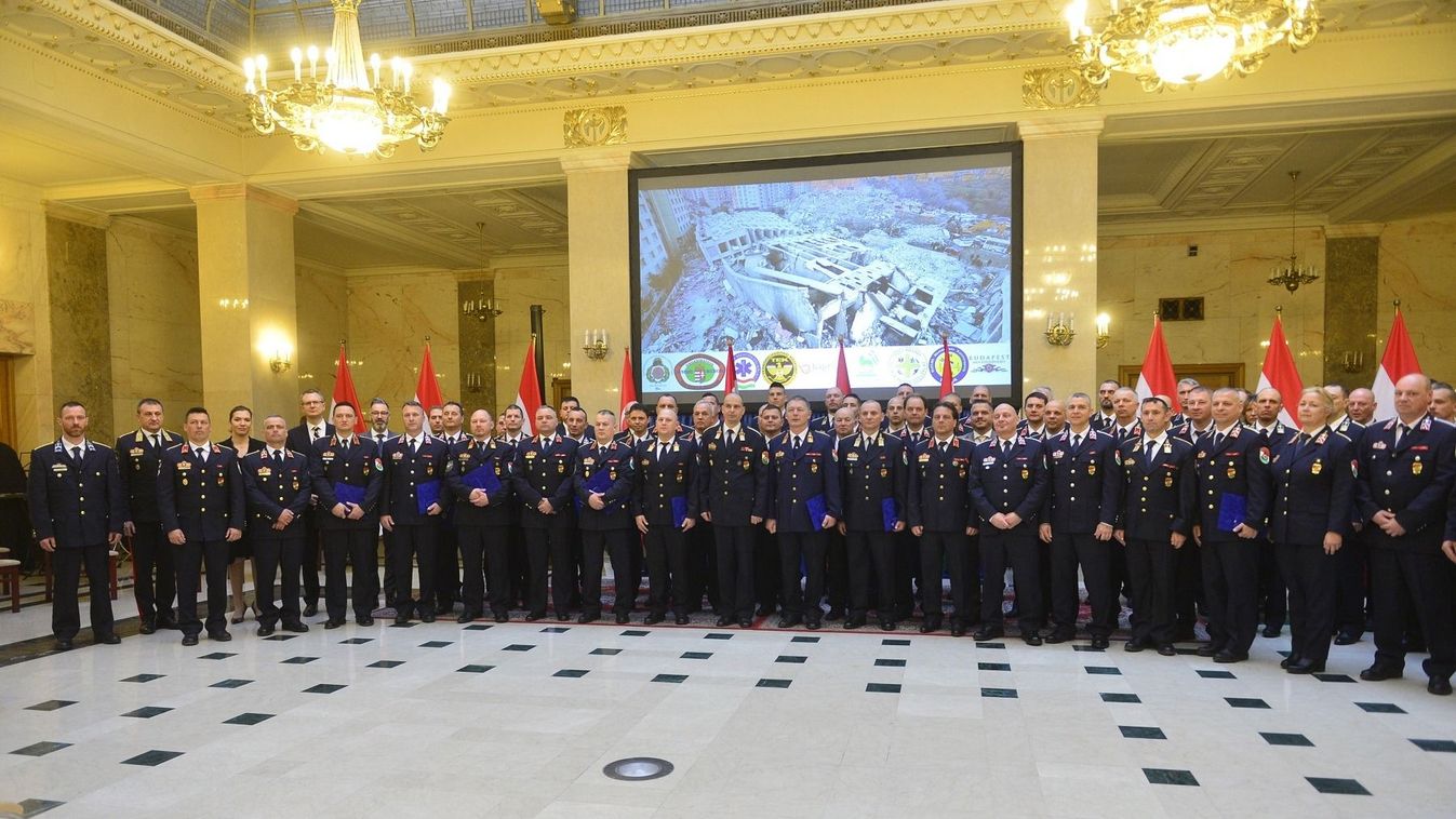 Kitüntették a törökországi mentőakcióban részt vevő szakembereket