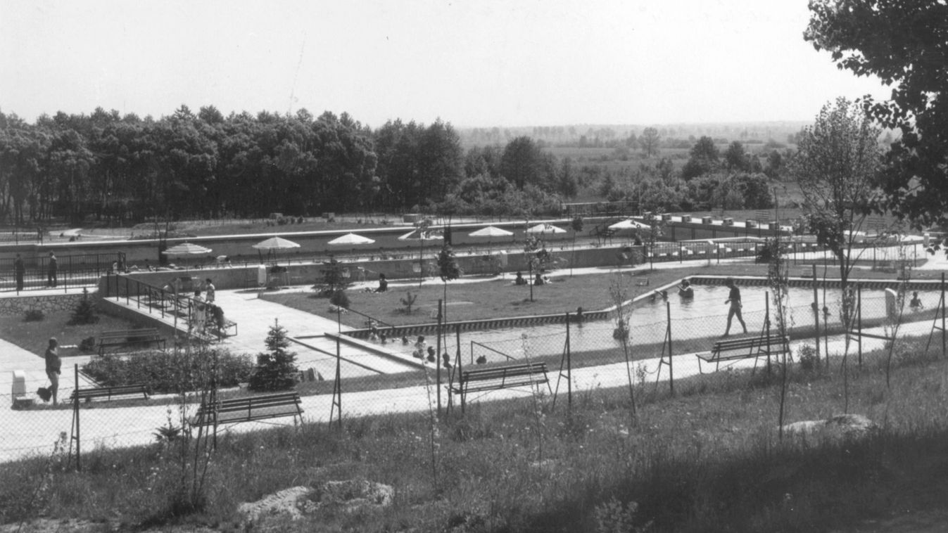 Ezerötszáz vendég a frissen megnyitott zalakarosi fürdőben 1965-ben