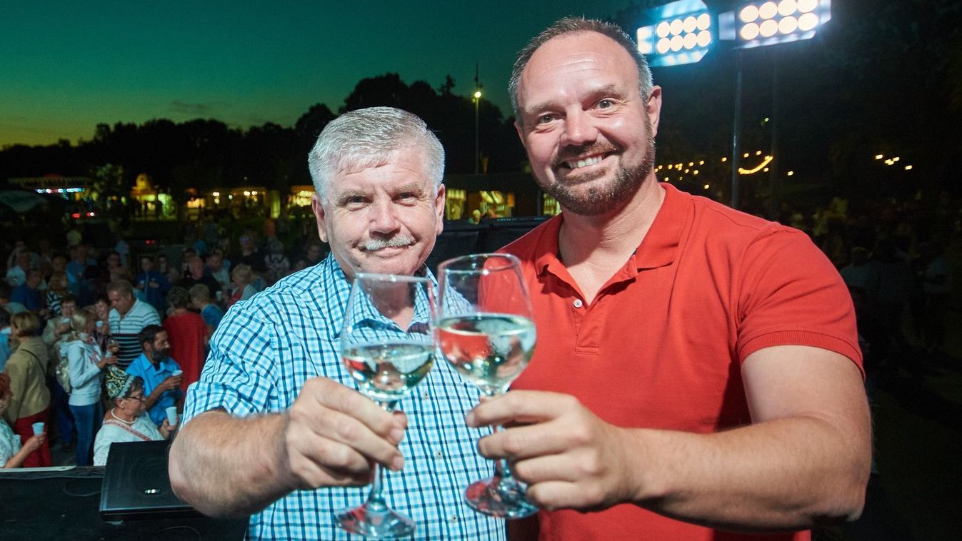 A fürdővárosban koccintottak