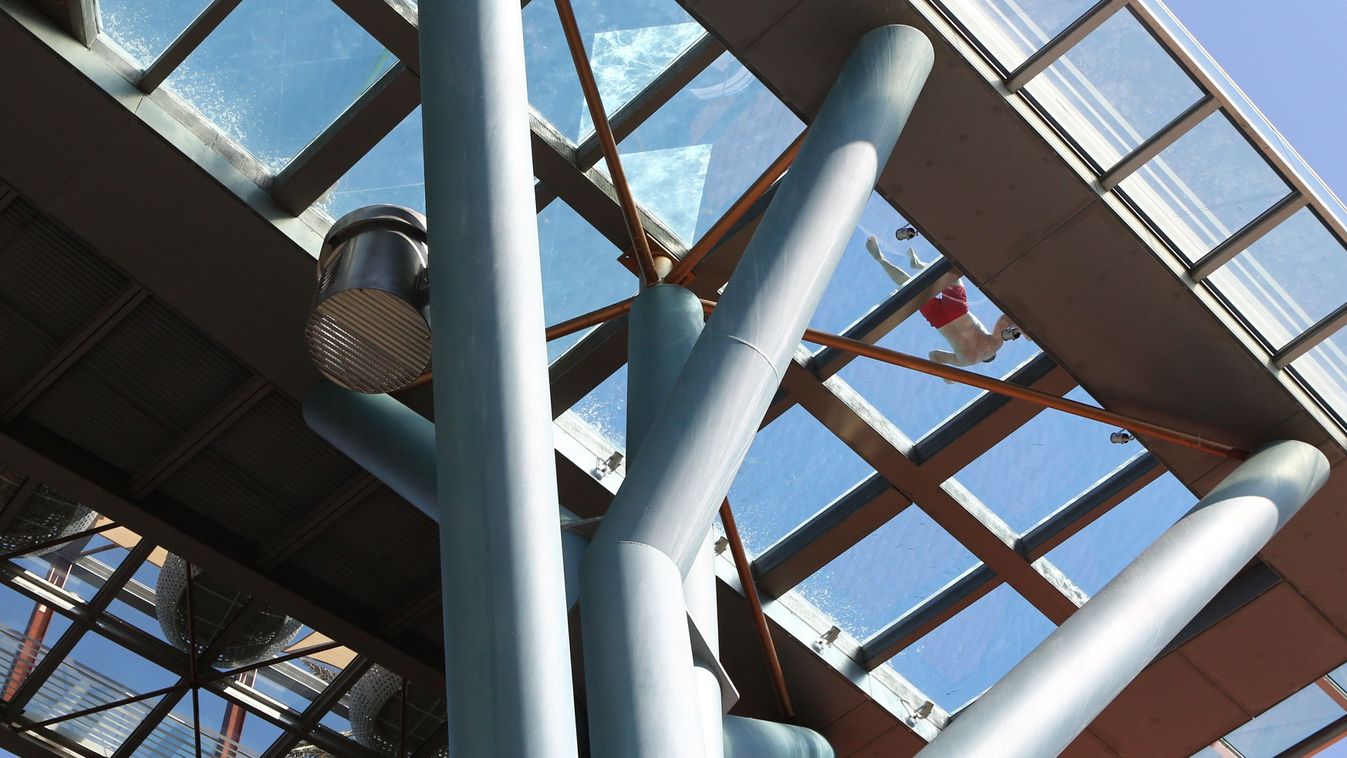 Lazulás a medencében