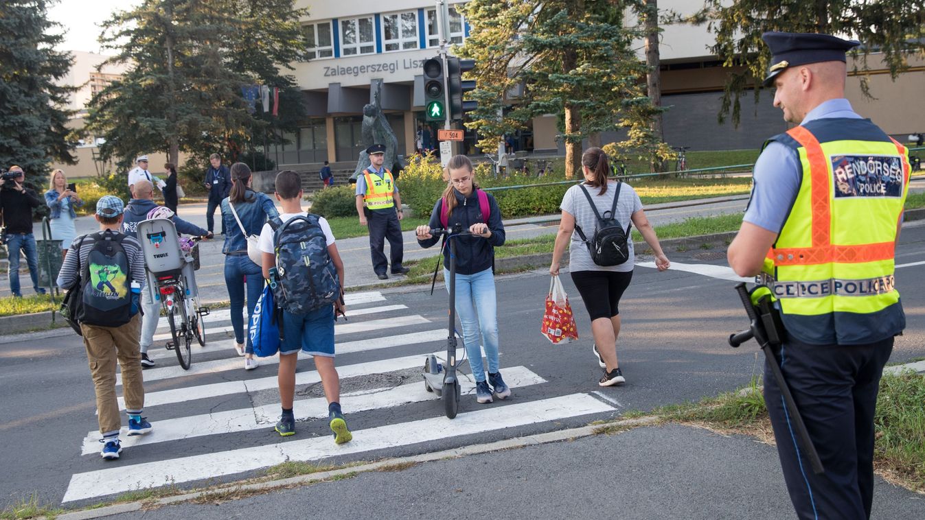 Az iskolák környékén több egyenruhással találkozhatunk