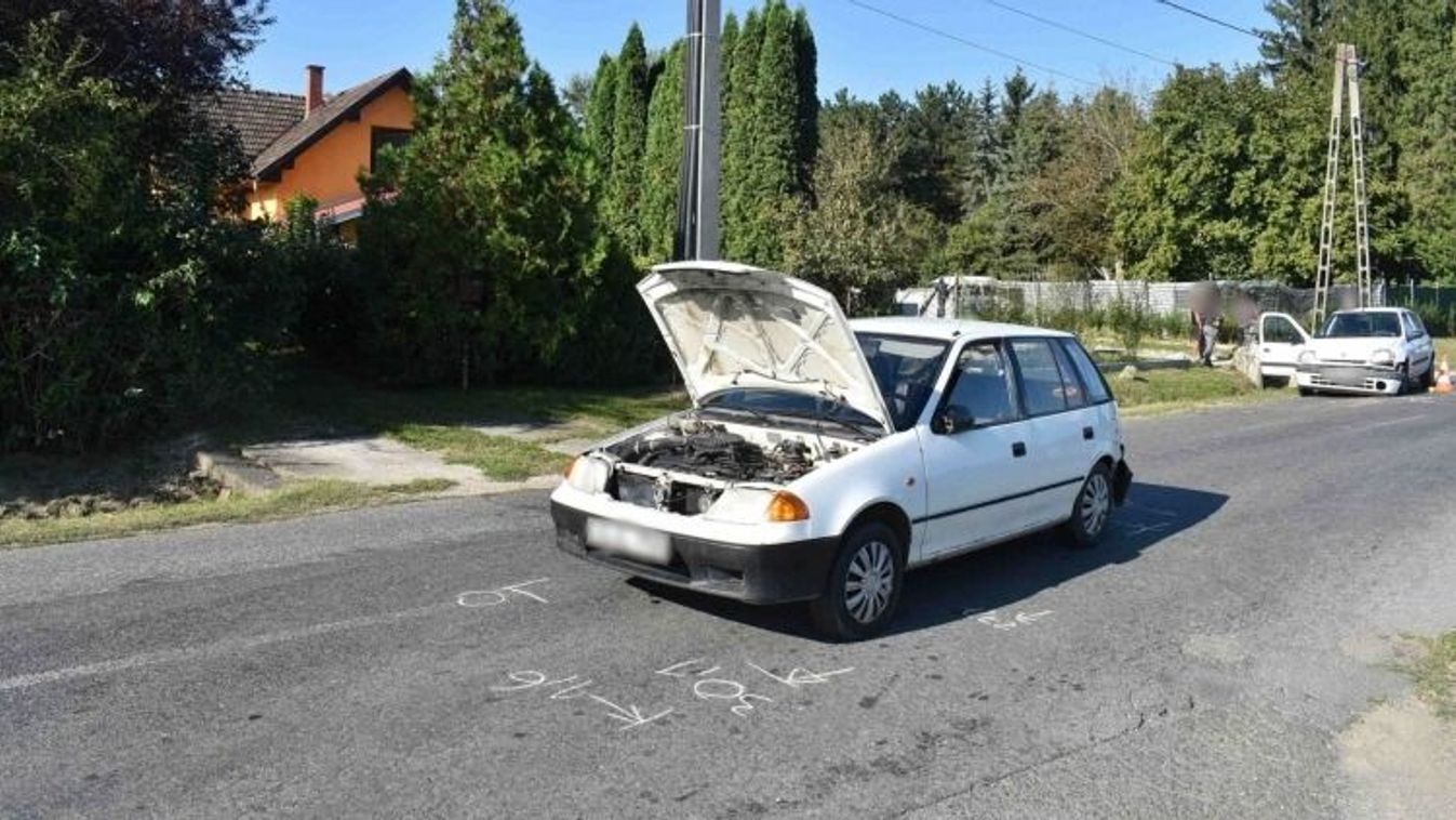 Nekiütközött az előtte lassító, majd megálló gépkocsinak