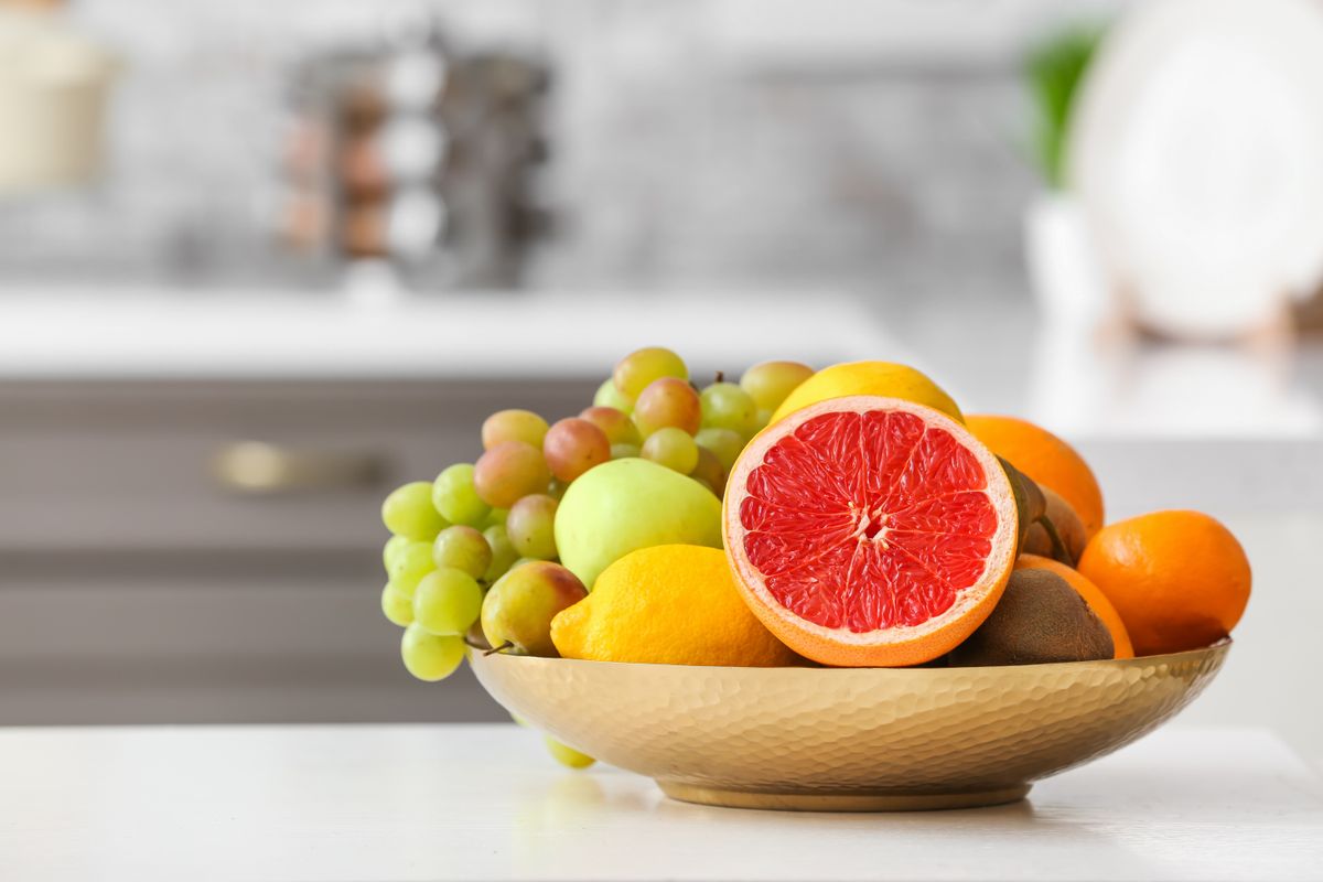 Plate,With,Different,Fruits,On,Kitchen,Table