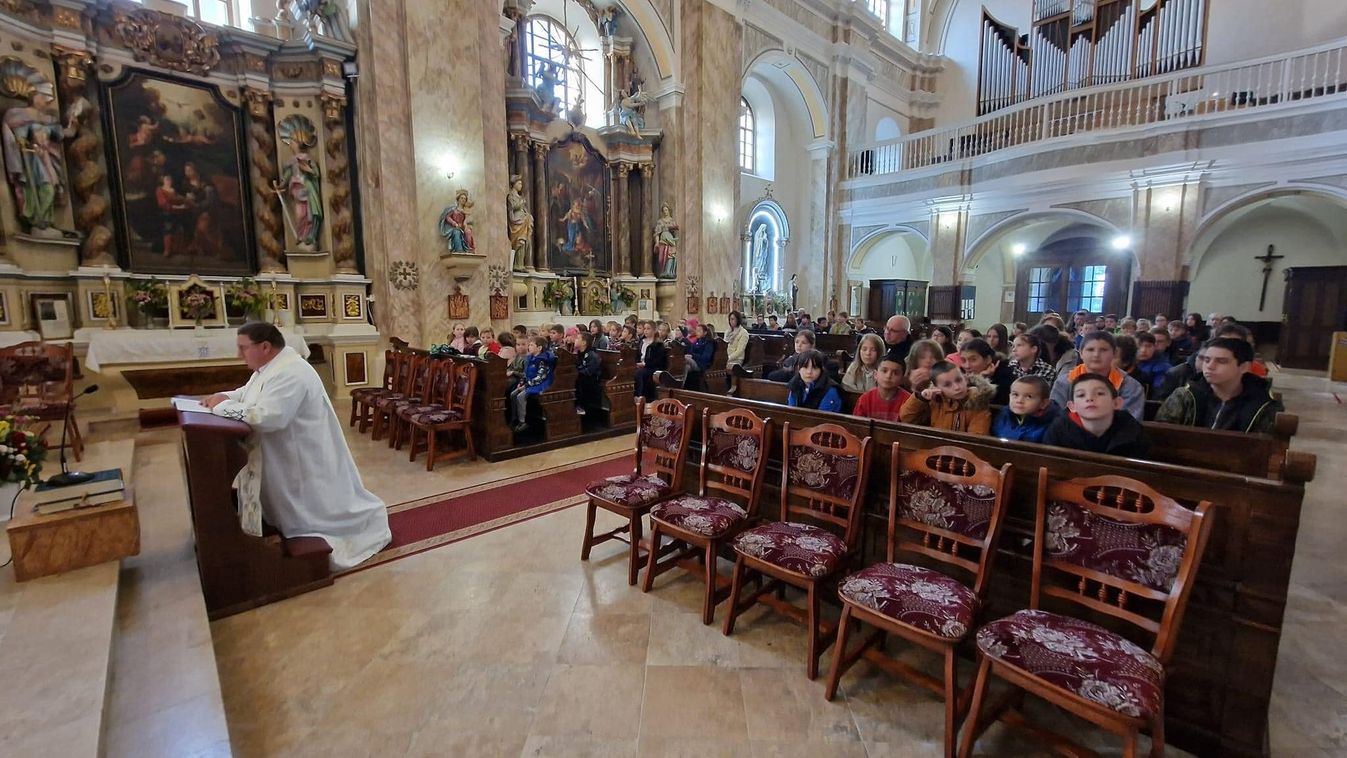 Búcsúszentlászlói diákok a békéért imádkoztak