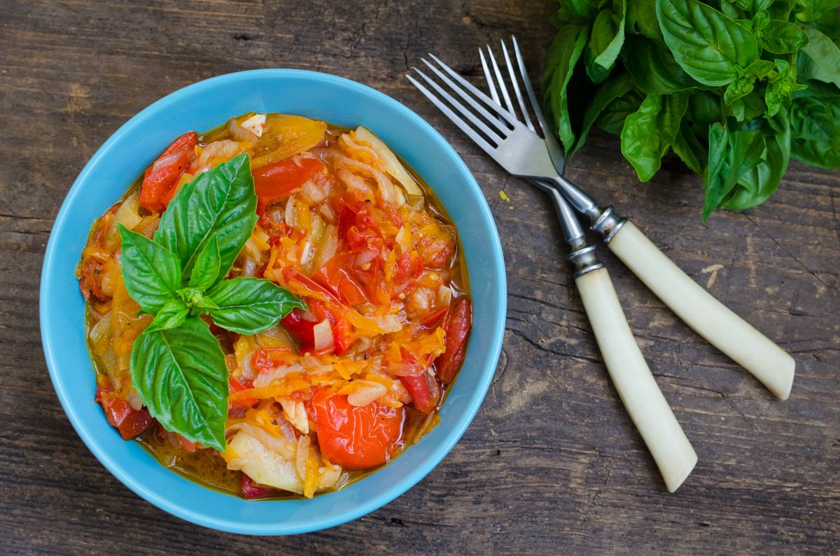 Italian,Peperonata:,Roasted,Bell,Pepper,With,Basil,In,A,Bowl