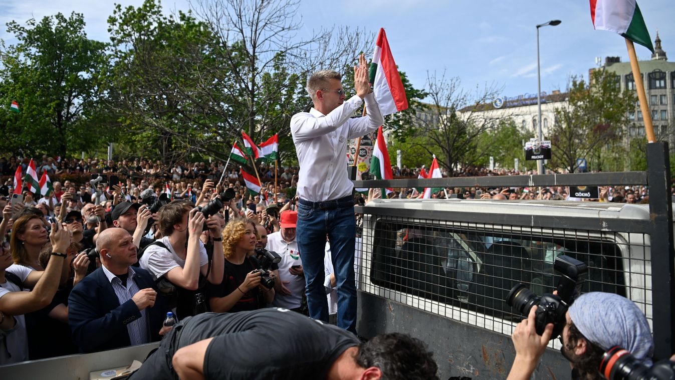 Baloldali háttérembert ölelgetett Magyar Péter