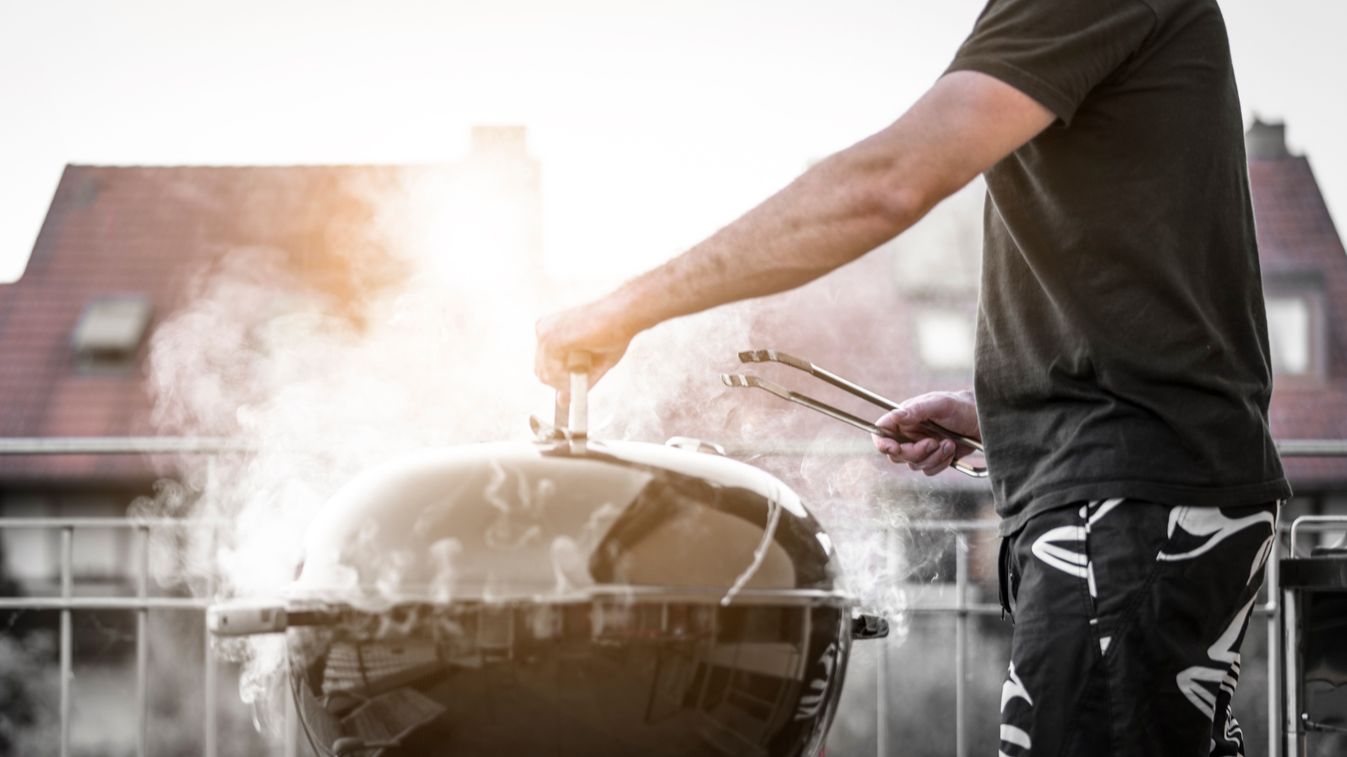 Hogyan ne gyújtsuk fel az erkélyt grillezés közben – hasznos tippek hétvégére