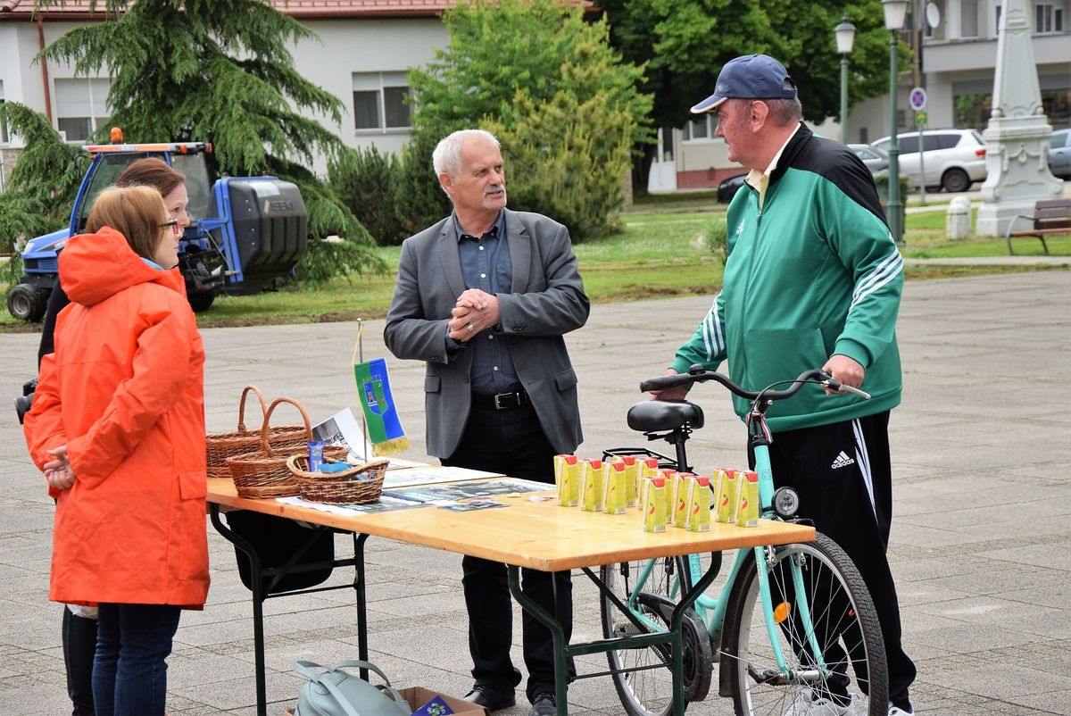 Paksa Tibor nyugalmazott gyógypedagógus (jobbra)rendszeresen kerékpározik, őt is meginvitálta a reggelire Horváth László 