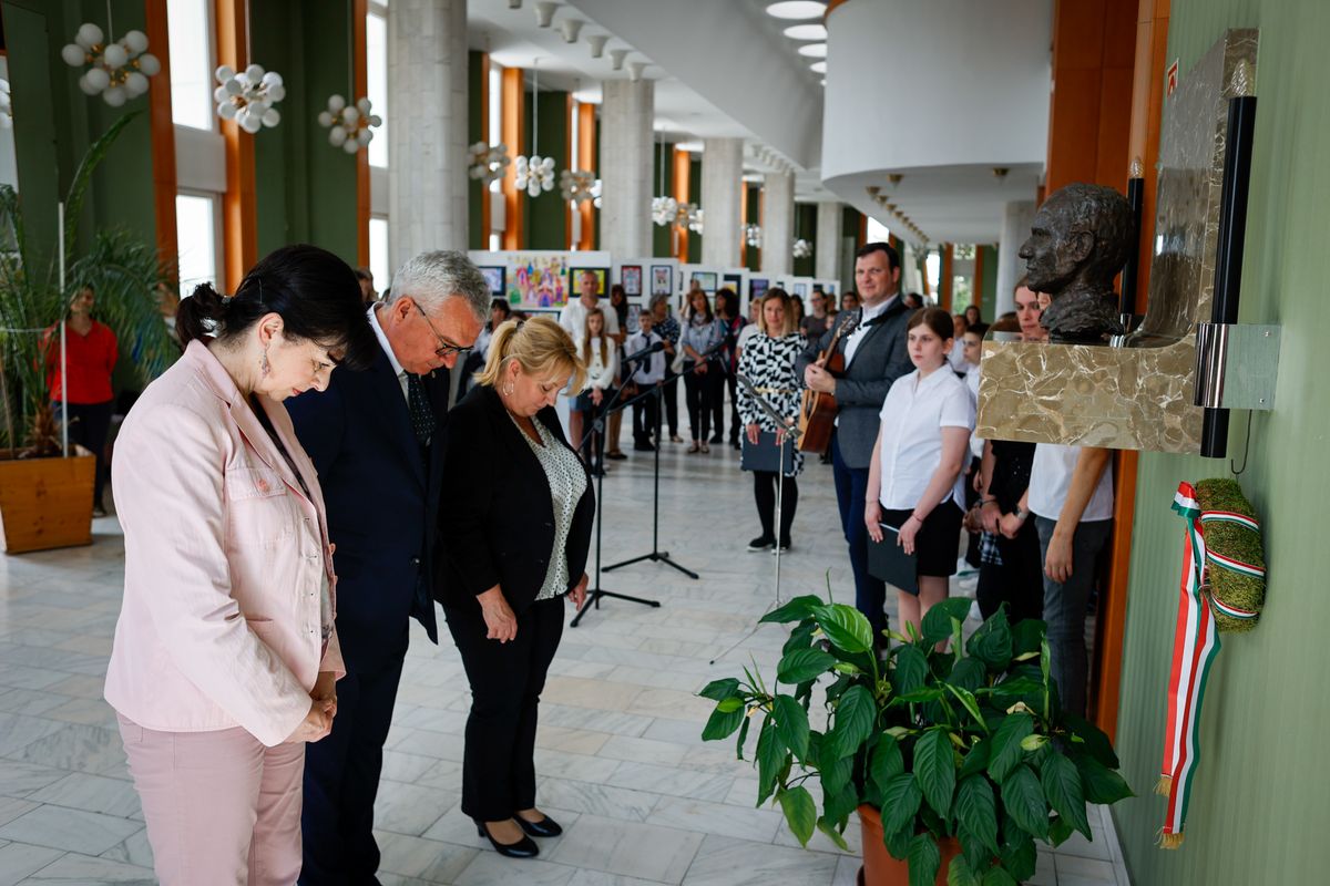 Hevesi Sándor mellszobrának koszorúzása