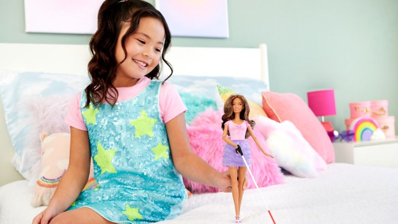 Bemutatták az első látássérült Barbie-t, amely Magyarországon is kapható lesz