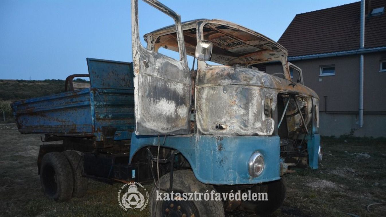 Két holttestet találtak egy kiégett teherautóban, Borsodban