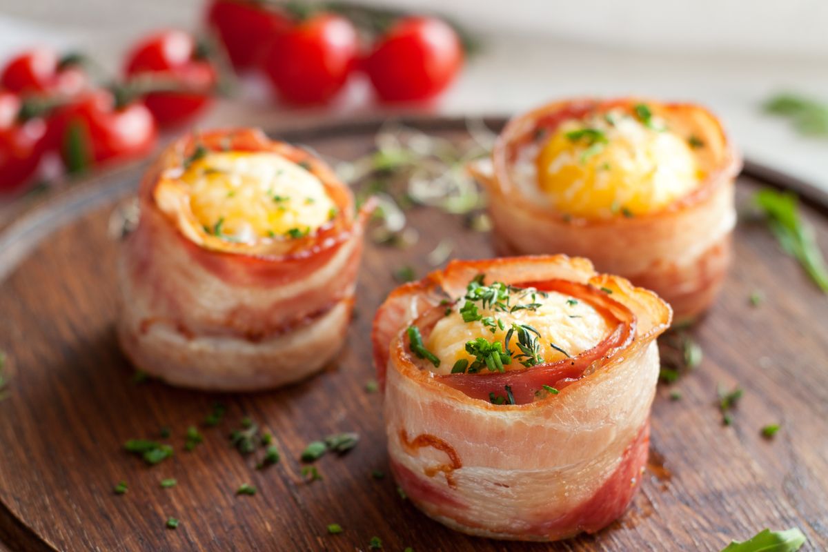 Tasty,Egg,Muffins,Wrapped,In,Crispy,Bacon,On,Round,Wooden