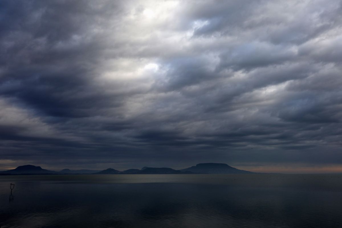 A Balatonba szigorú engedélyek mellett kerülhetnek csak hamvak