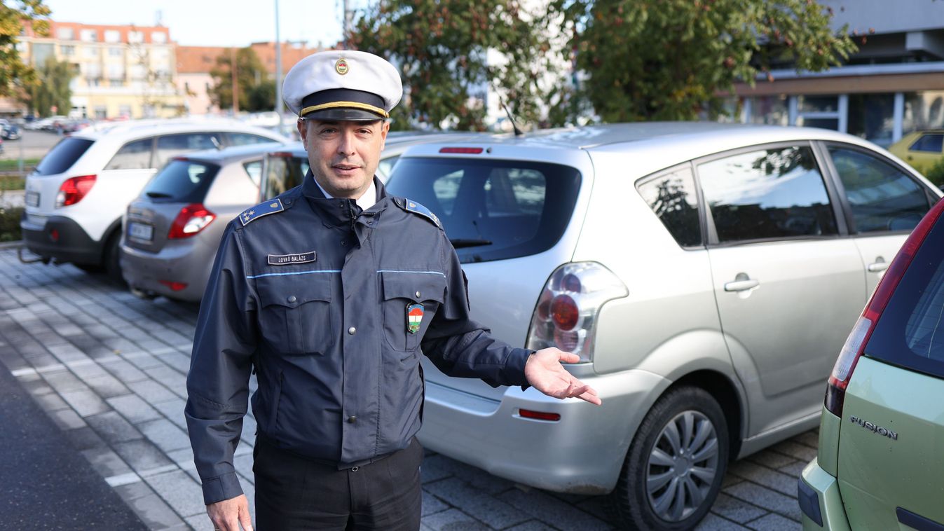 Parkolás: a két felfestés közé kell állni, de ez nem mindenkinek sikerül