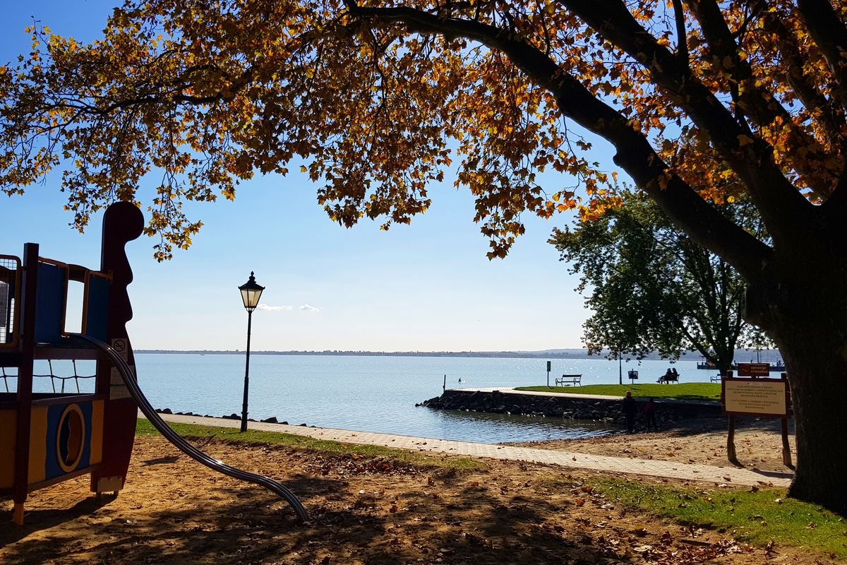 Az őszi Balaton-part leírhatatlanul gyönyörű