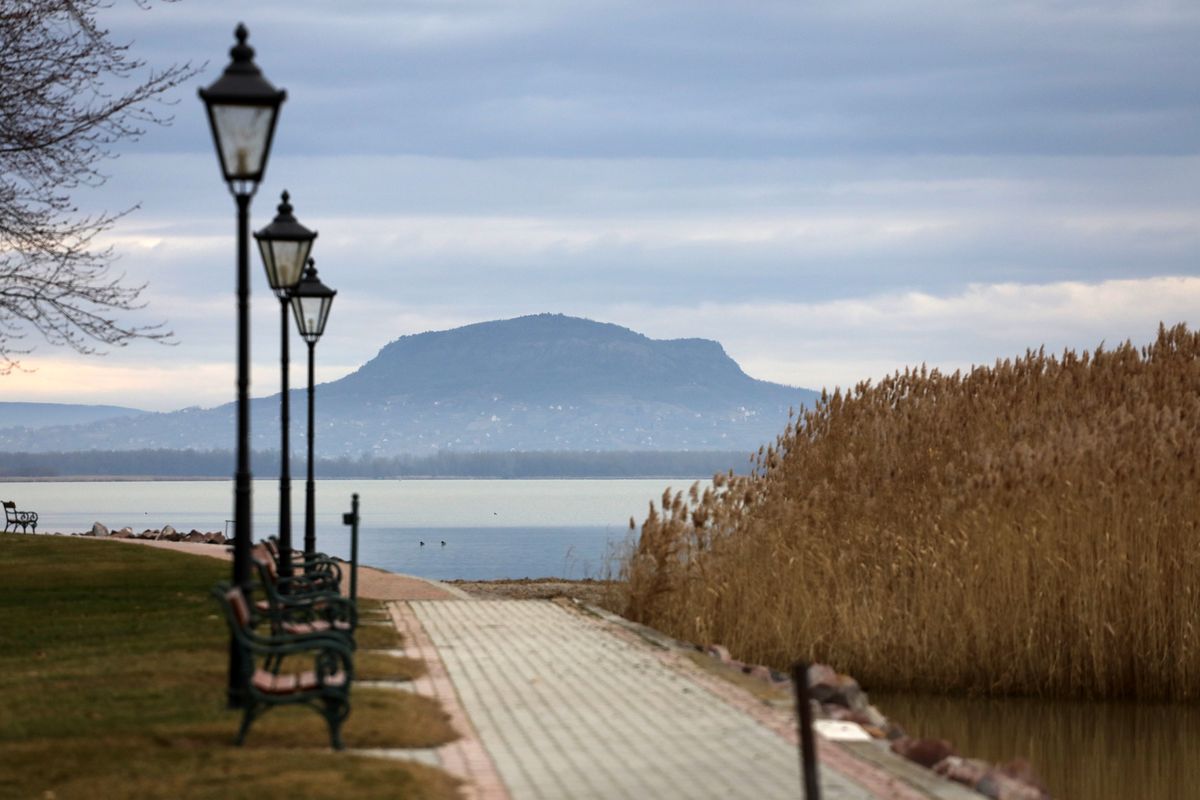 A balatongyöröki partról pazar kilátás nyílik a Balaton hegyeire