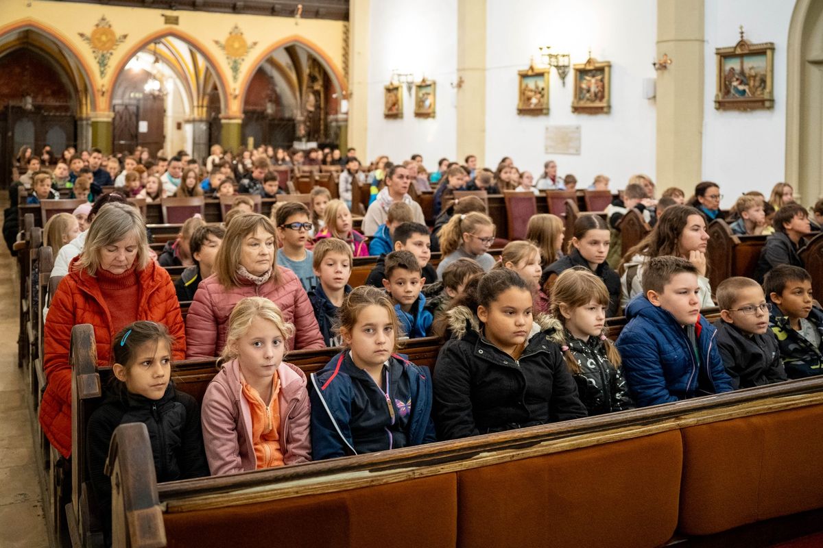 egymillió gyermek imádkozza a rózsafüzért