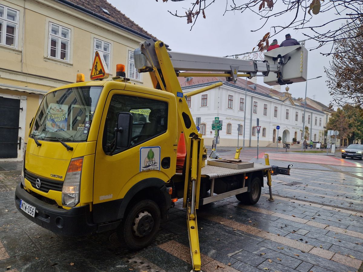 A Sétálóutca két végén üdvözlő tábla fénylik majd