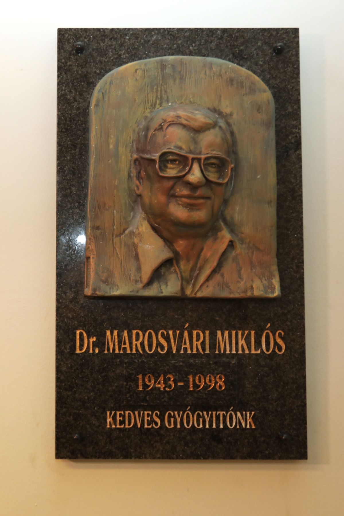 Dr. Marosvári Miklós (1935-1998) háziorvos, aki jelentős szerepet játszott a hipertónia magyarországi megismerésében és kezelésében. A Magyar Hypertonia Társaság megalapítója és első elnöke