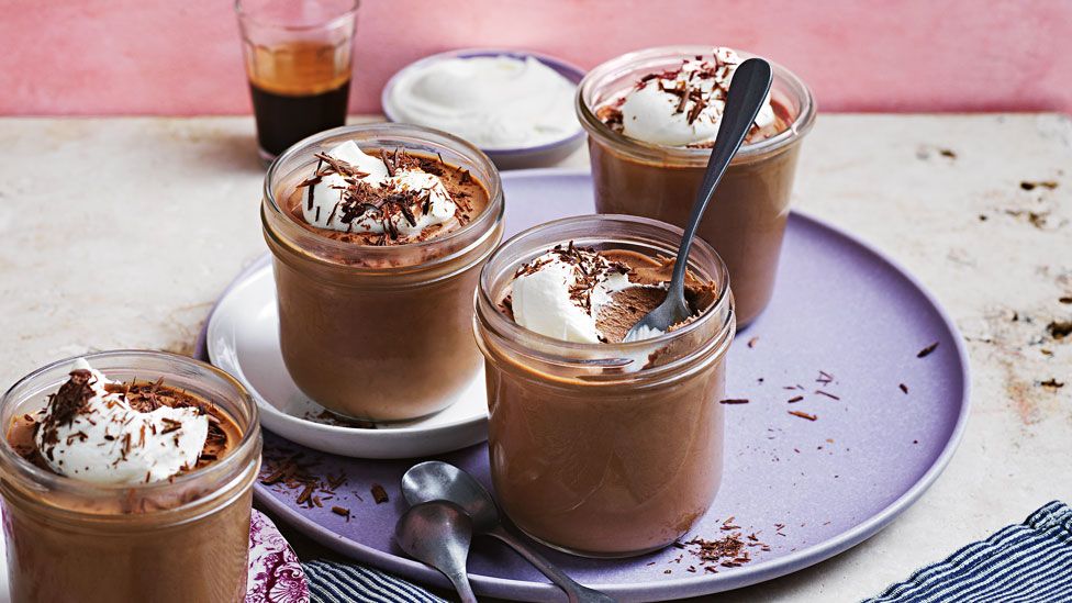 Mocha Mousse, mokkahab pohárban. (A kép illusztráció)