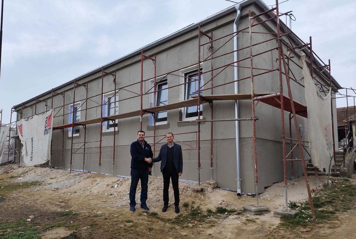 A polgármesteri hivatal felújítása egyedi kormányzati támogatásból valósul meg Vaspörön. Képünkön balról Vigh László országgyűlési képviselő és Fülöp Imre Loránd polgármester