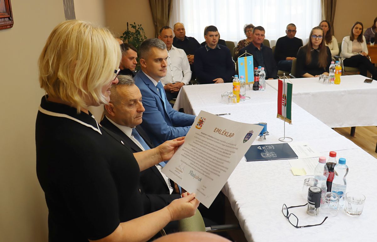 A testvértelepülési megállapodás alkalmából összehívott ünnepi képviselő-testületi ülésen Horváthné Makó Judit, Alsópáhok alpolgármestere olvasta fel az emléklap szövegét