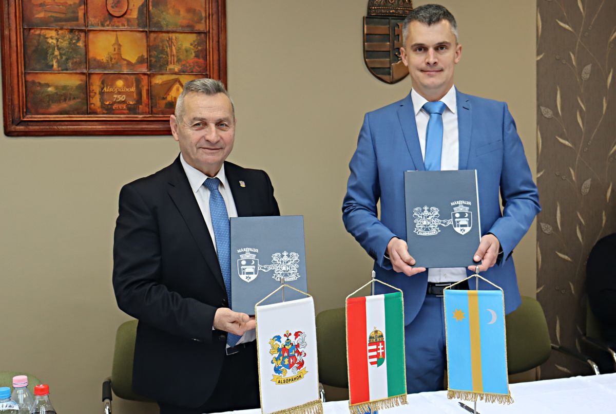 A testvértelepülési megállapodás nemcsak a jelennek szól, hanem a jövő generációinak is, hangzott el az ünnepségen. Czigány Sándor, Alsópáhok polgármestere és Kovács Imre, Máréfalva polgármestere
