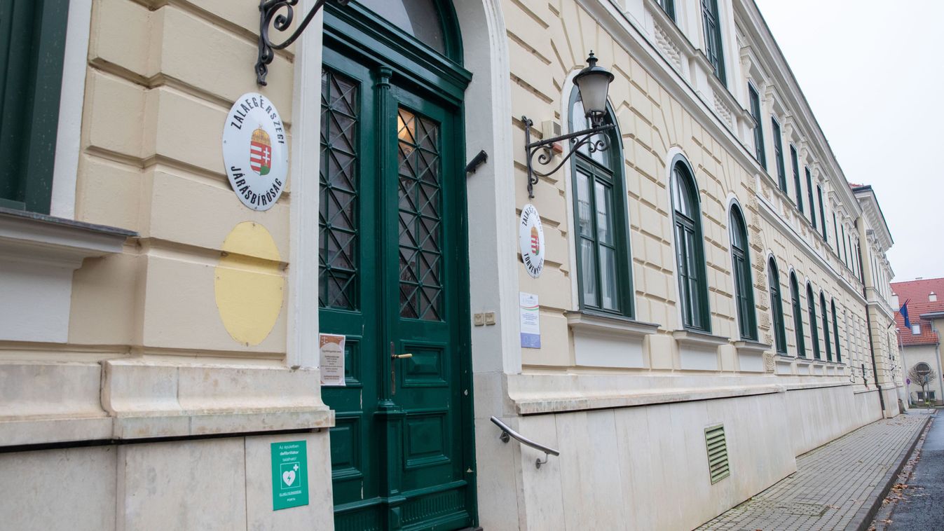 Lezuhant a traktor a partoldalon a zalai faluban, vezetője végzetes bajba került
