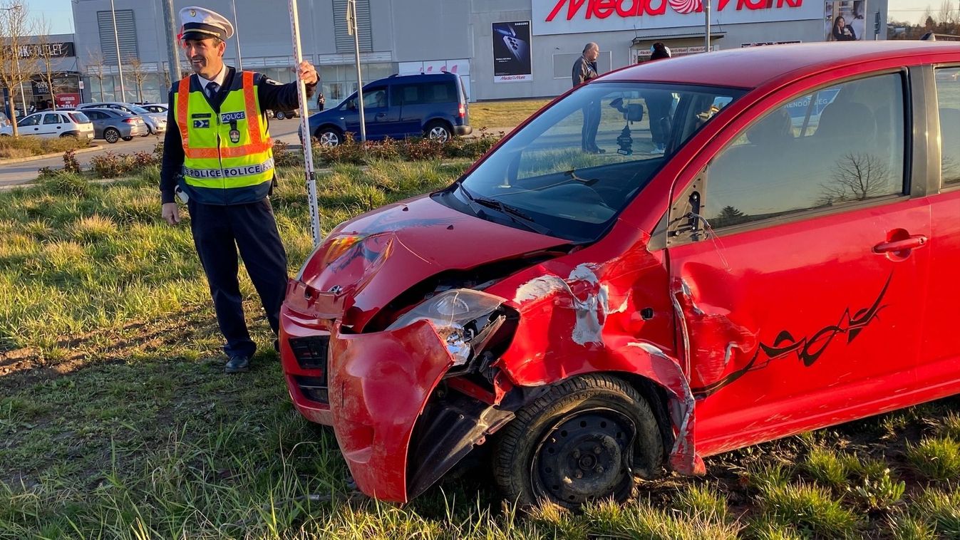 Lesodródott az úttestről egy autós a zalaegerszegi Zone Bevásárlóparknál (galéria)