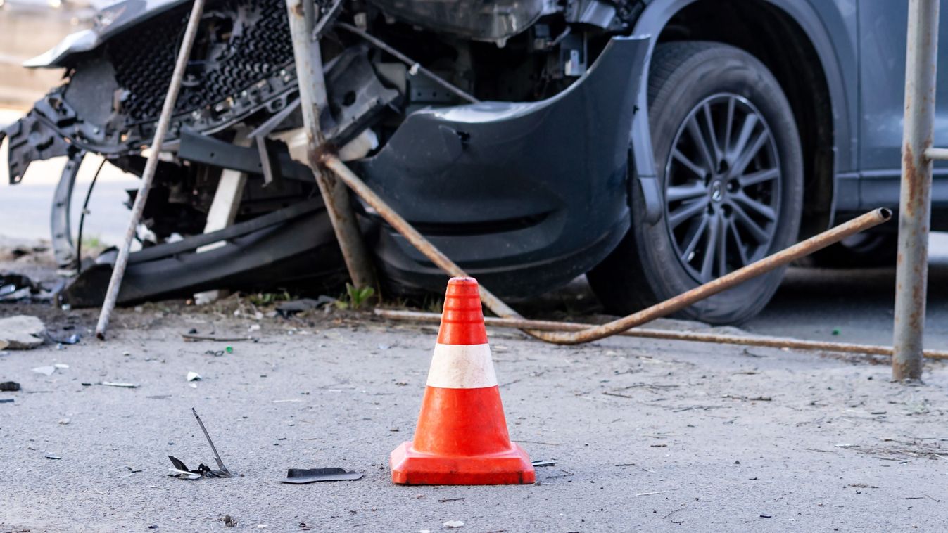 Egy kamion és két személygépkocsi ütközött az M7-esen