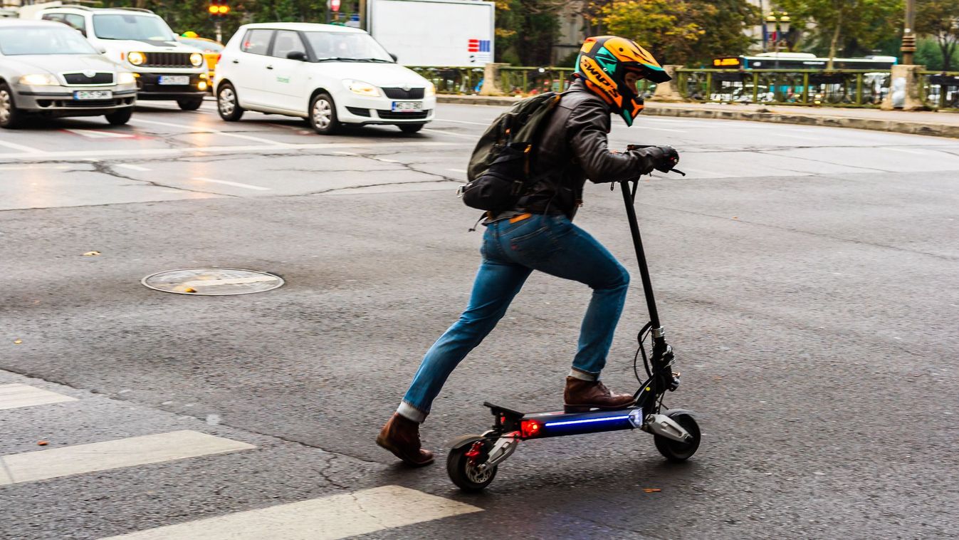 Brutális szigorítás jöhet az elektromos rollerekre