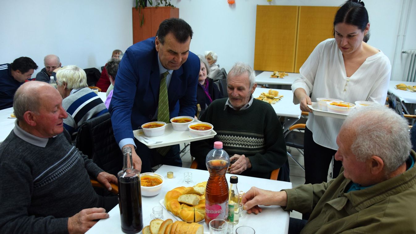 A politikus és a polgármester tálalta a vacsorát