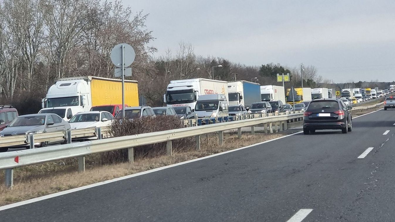 Durva! Jégdarabok hullottak egy kamionról az M7-esen